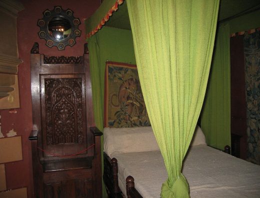 Chambre ancienne au lit de bois sombre, photo de démonstration