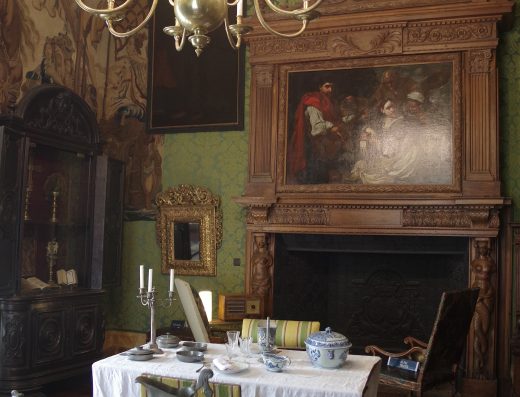 Salle ancienne meublée aux murs verts, photo de démonstration