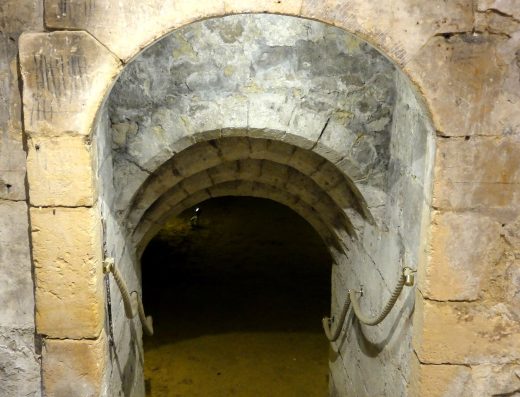 Cave en pierre taillée éclairée à la lampe, photo de démonstration