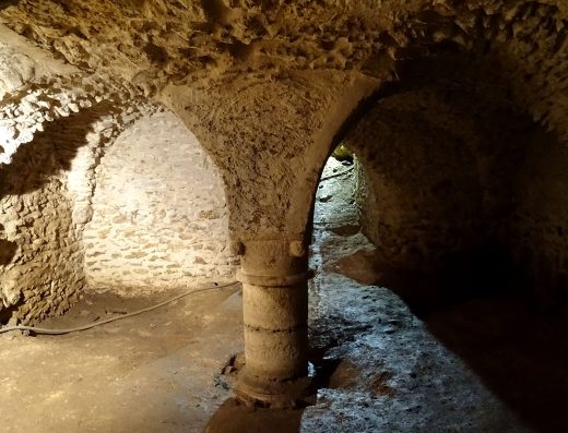 Salle voûtée d'arêtes en pierre, éclairage bas, photo de démonstration