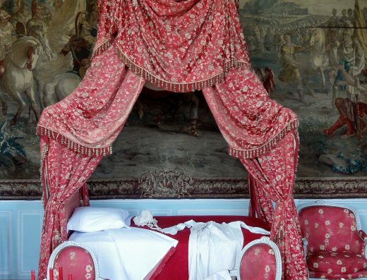 Chambre ancienne avec lit à baldaquin et tentures, photo de démonstration