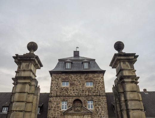 Manoir en pierre et toit d’ardoise sous un ciel couvert, photo de démonstration