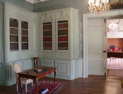 Petit salon ancien meublé, murs bleus, photo de démonstration