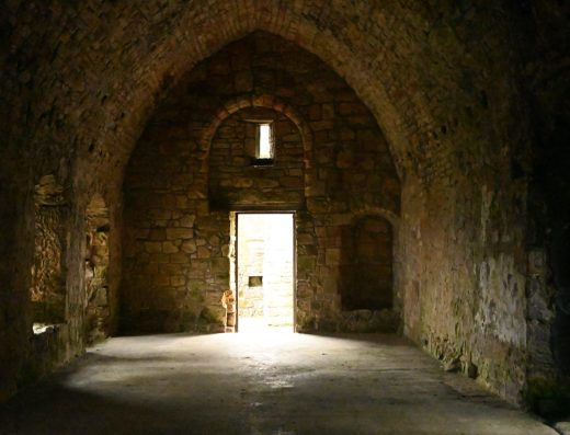 Salle voûtée en pierre et porte ouverte sur la lumière, photo de démonstration