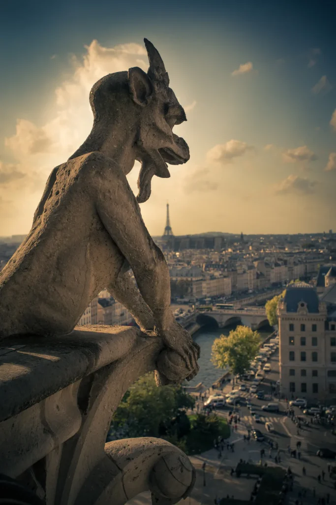 Chimère de pierre de Notre-Dame de Paris veillant sur la Seine et la tour Eiffel au crépuscule, Île-de-France