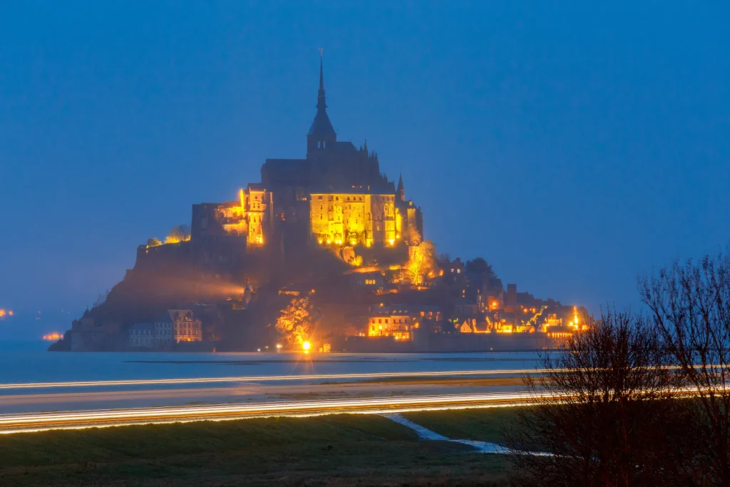Le Mont-Saint-Michel illuminé au crépuscule, Normandie